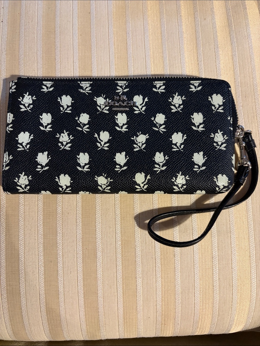 Coach Black Floral Zip Long Wristlet with Ivory Blooms EUC